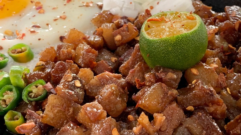 Cut calamansi lime on beef stir fry