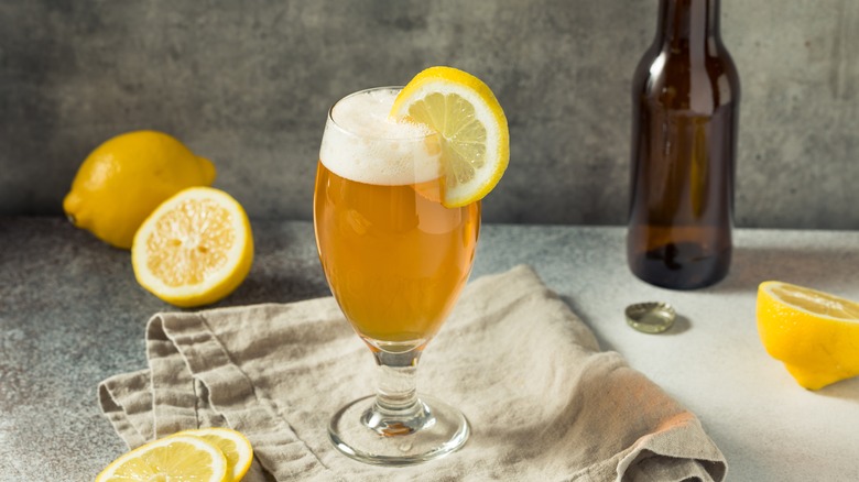 beer shandy with cut lemons