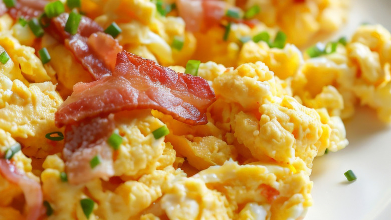 Scrambled eggs with bacon and chives