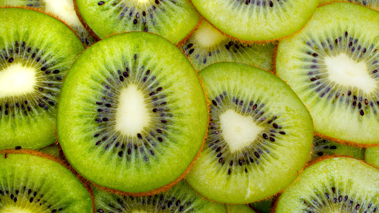 Slices of kiwi close-up