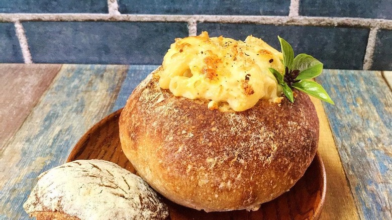 mac and cheese in a bread bowl