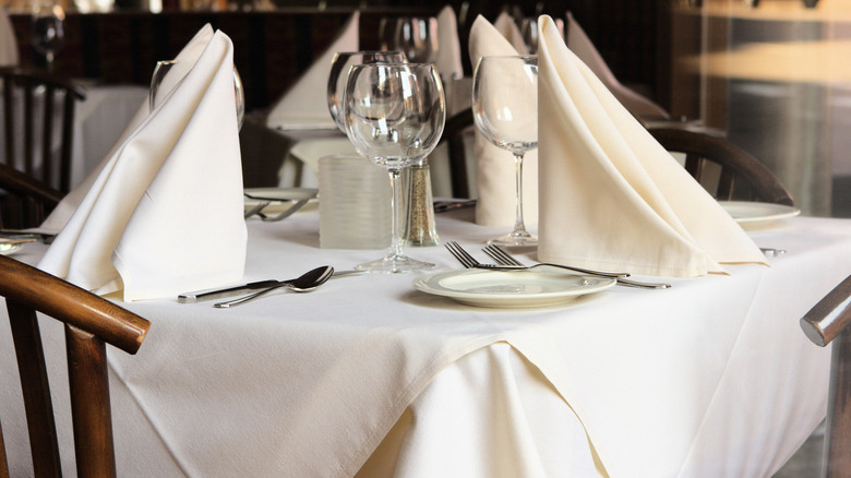 folded cloth napkins with restaurant place settings