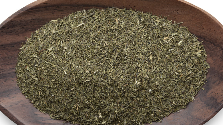 dried dill in bowl
