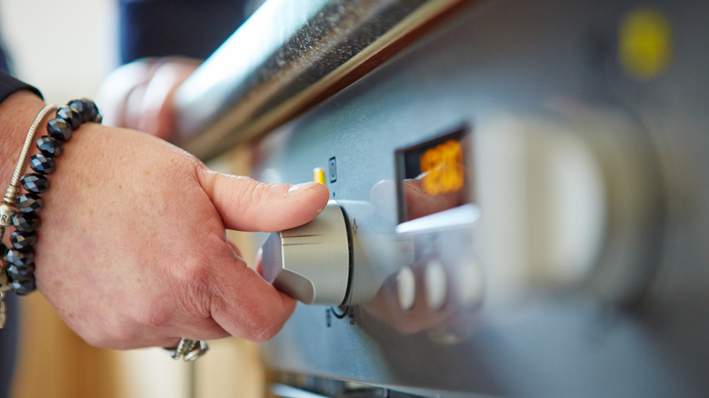 hand turning oven dial