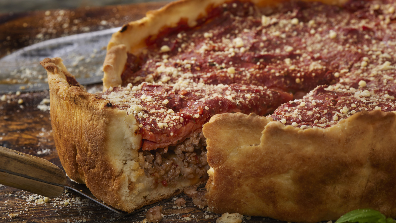 https://www.foodrepublic.com/img/gallery/12-tips-you-need-when-making-deep-dish-pizza-at-home/l-intro-1688067340.jpg