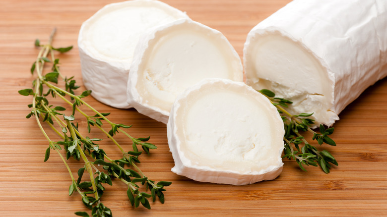 sliced goat cheese chèvre