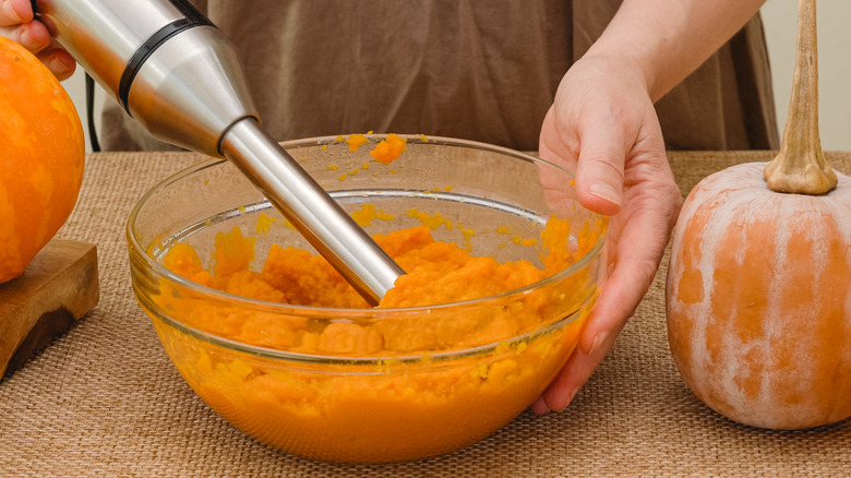 blending bowl of pumpkin puree