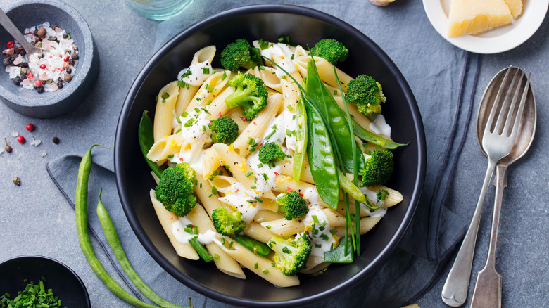 Creamy penne with veggies