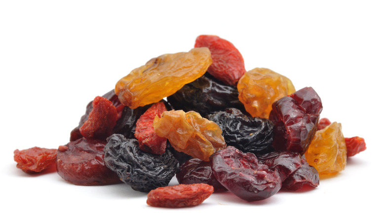 a pile of dried raisins