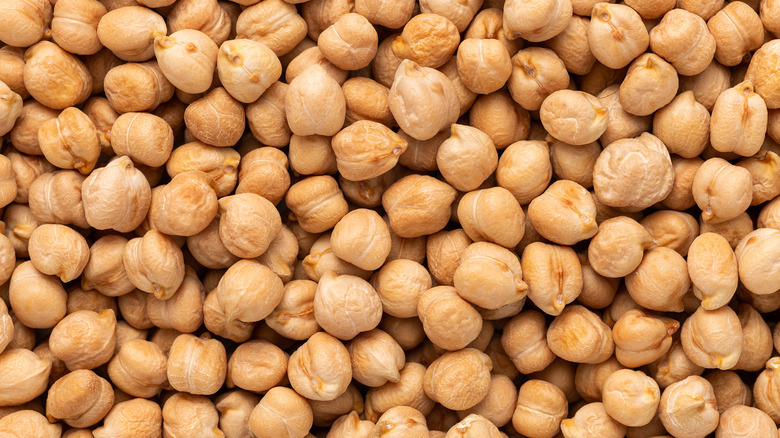 many dried chickpeas