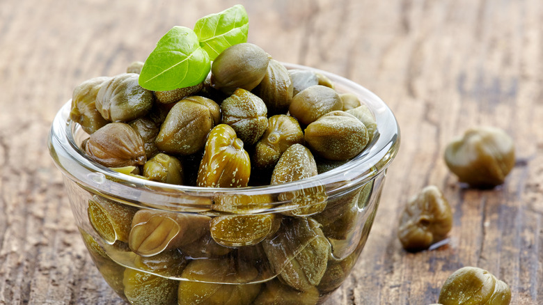 Fresh capers in bowl