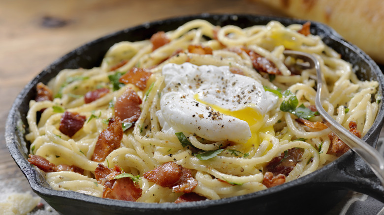 spaghetti carbonara with poached egg