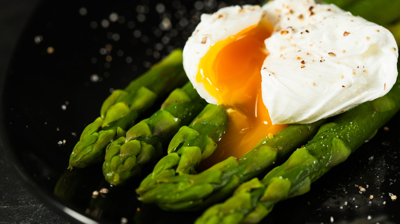 poached egg with asparagus