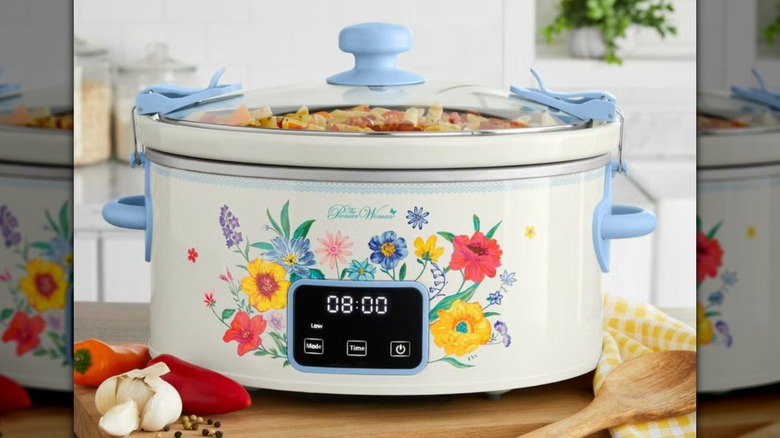 The Pioneer Woman retro styled slow cooker