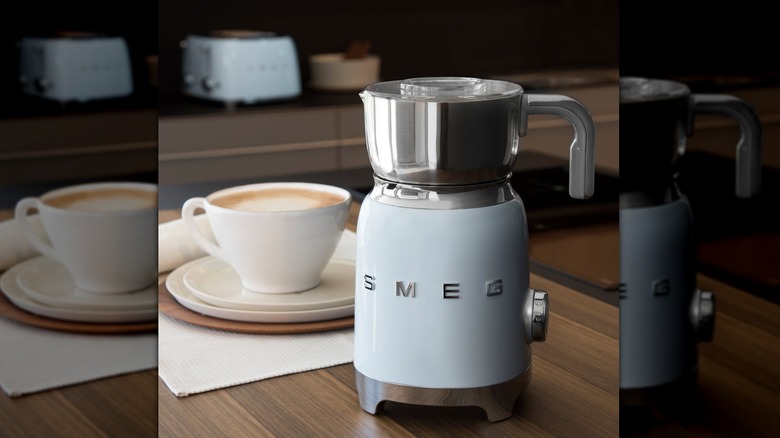 SMEG retro style milk frother