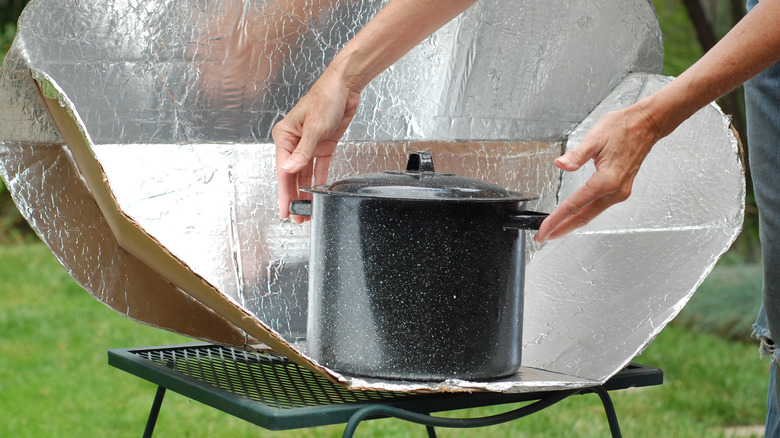 solar oven with cooking pot
