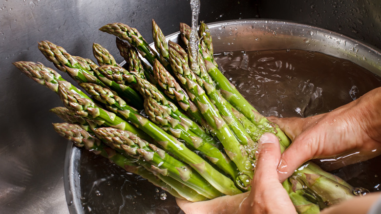 washing asparagus