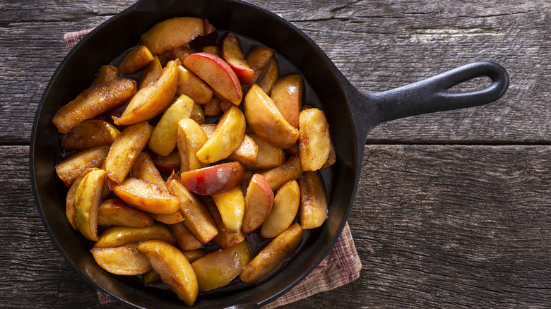 apples in cast iron skillet