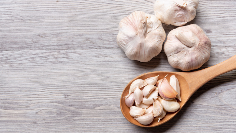 heads and cloves of garlic