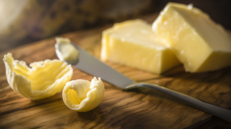 Butter knife with butter slices