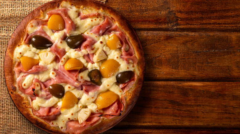 Pizza with fruit and ham