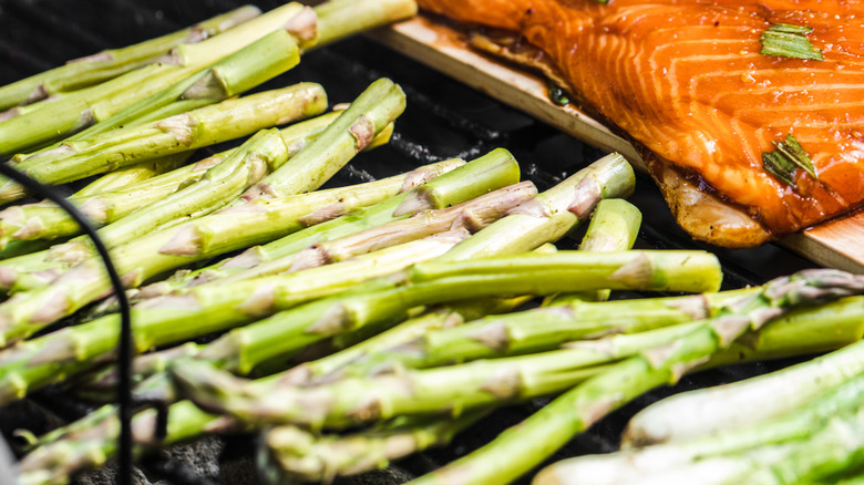 grilling asparagus with salmon