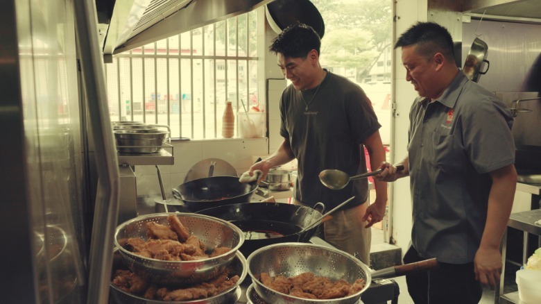 Gaw cooking fried chicken in Keng Eng Kee Singapore