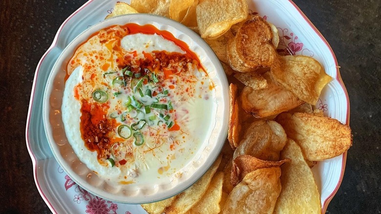 Bowl of grits and chips