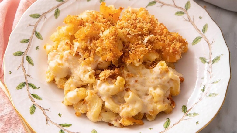 Macaroni and cheese on a plate