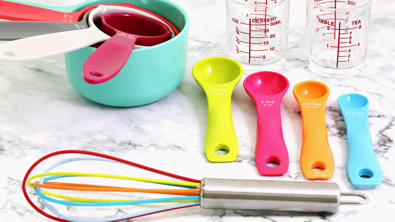 measuring spoons, cups, and jugs