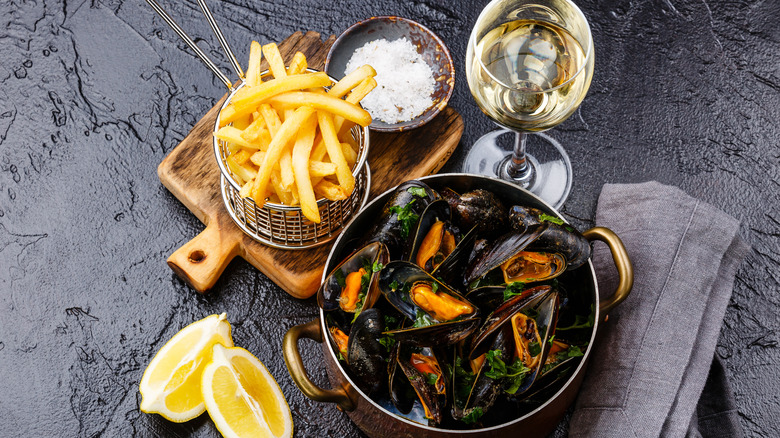 moules frites in a pan