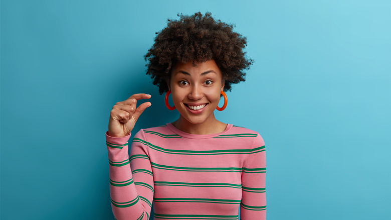 woman making pinching gesture