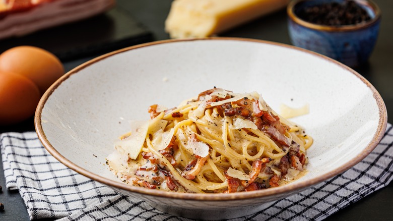 spaghetti carbonara with cheese