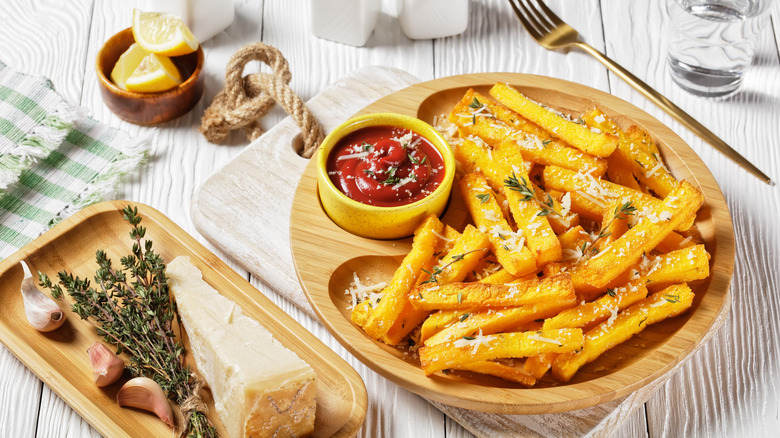 Garlic parmesan fries with ingredients