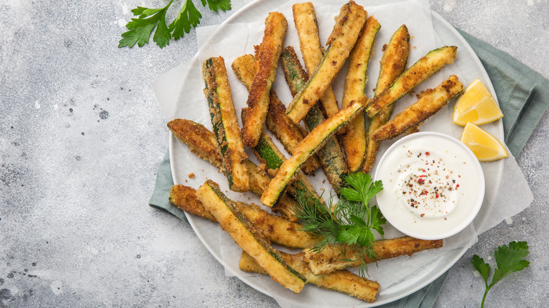 Zucchini fries with sauce