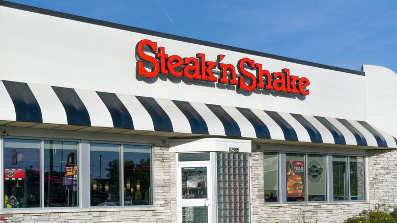 the outside of a steak 'n shake restaurant