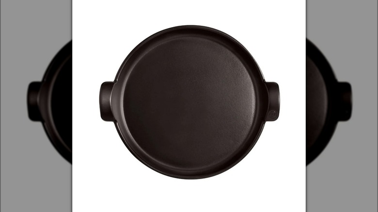 Round black pan with handles