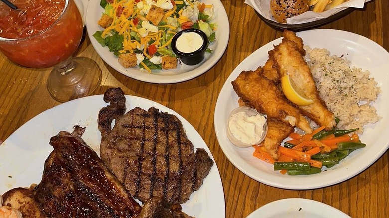Dinner dishes at Texas Roadhouse