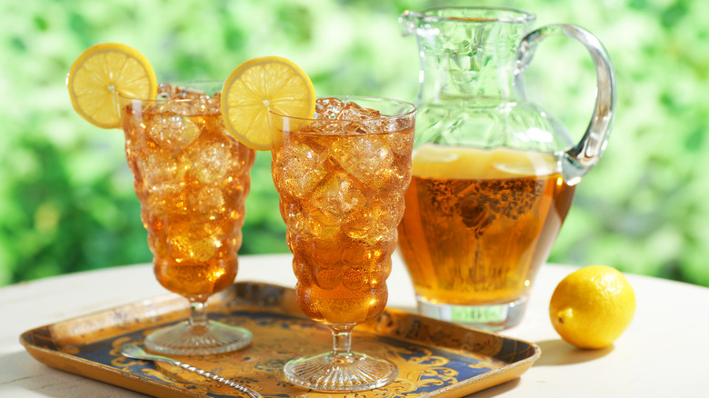 Glasses filled with sweet tea and garnished with a lemon wedge