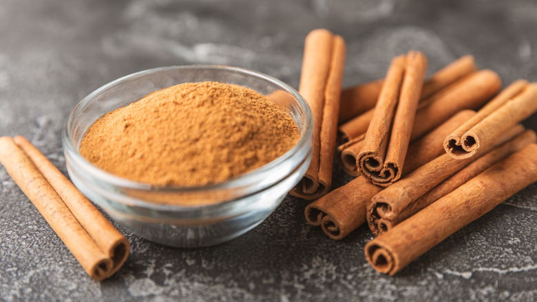 Cinnamon powder and sticks