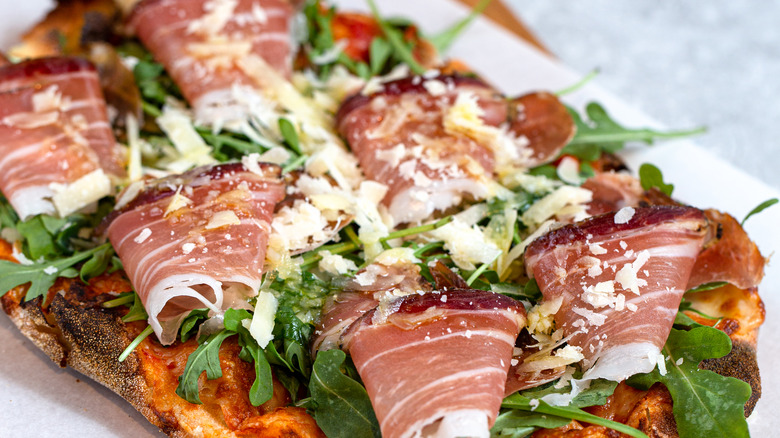 pizza with prosciutto on top