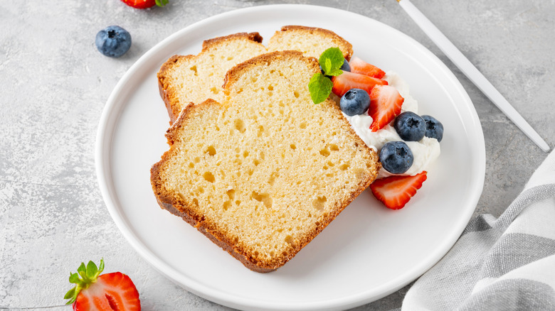 Moist vanilla cake slices with berries and cream