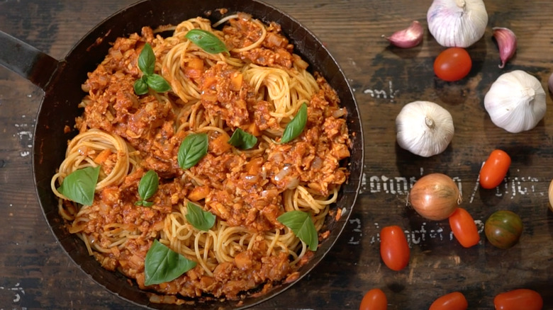 Tempeh Bolognese sauce with pasta 