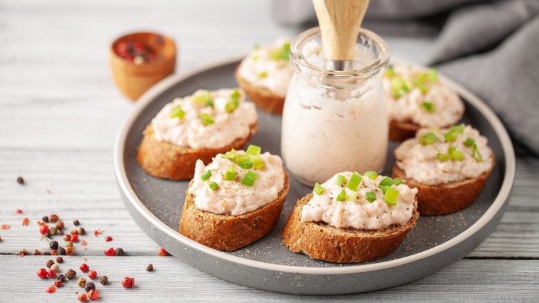 Plate of tuna on crostini