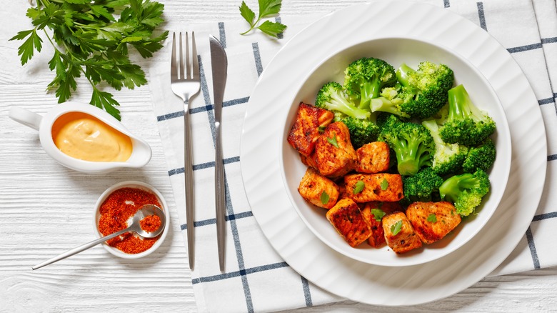 Crispy cubed salmon bowl with broccoli