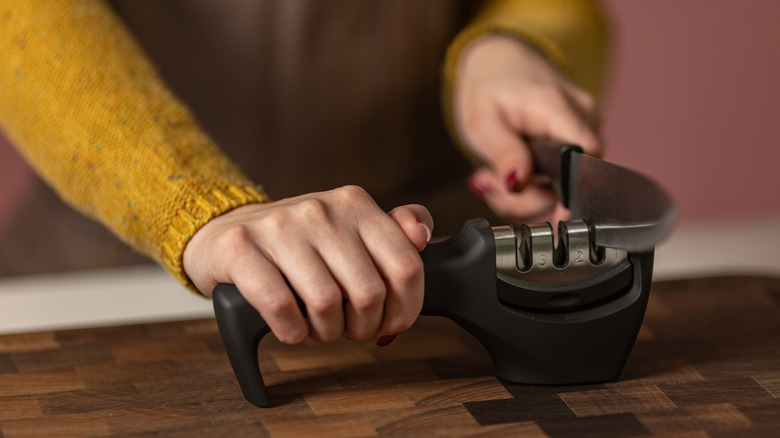 blade sharpening with manual sharpener