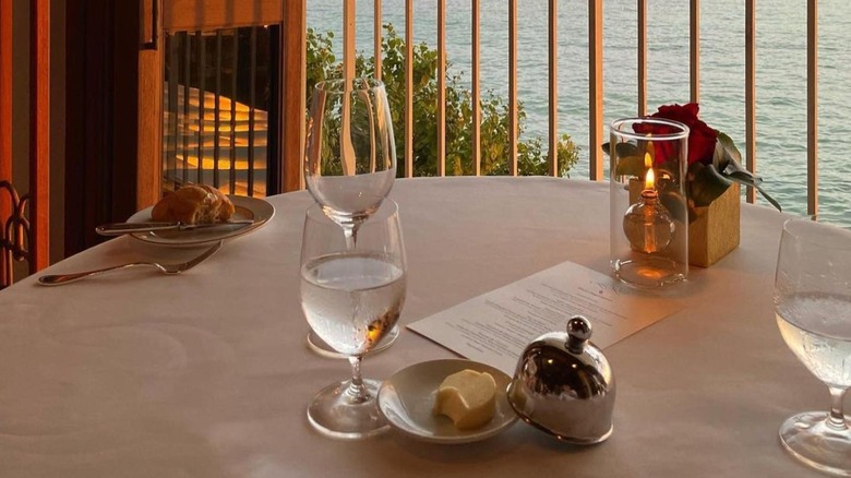 La Mer restaurant seaside table