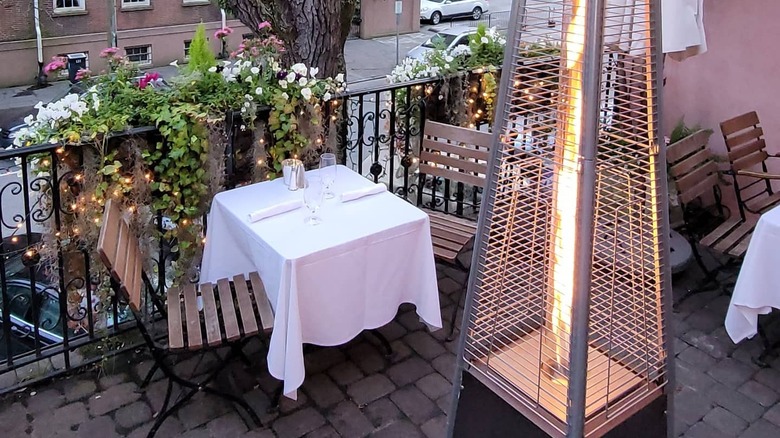 The Olde Pink House Restaurant outdoor seating