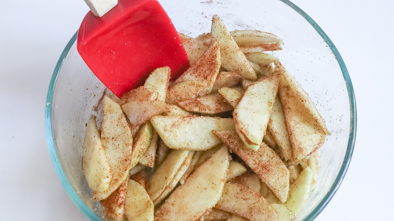 apples with sugar and cinnamon