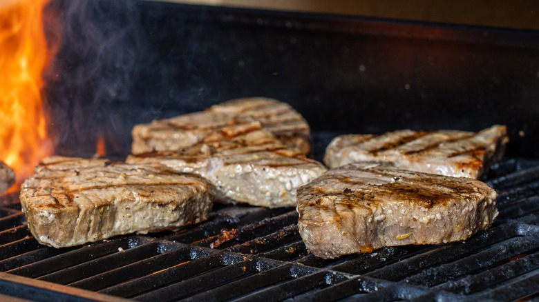 Grilling tuna seaks